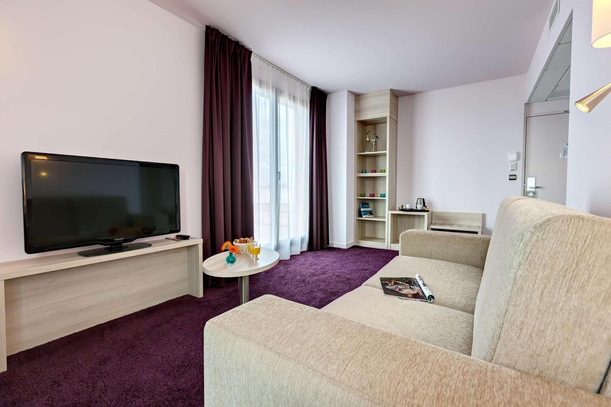 Brit Hotel Vendee Mer Les Achards  Экстерьер фото