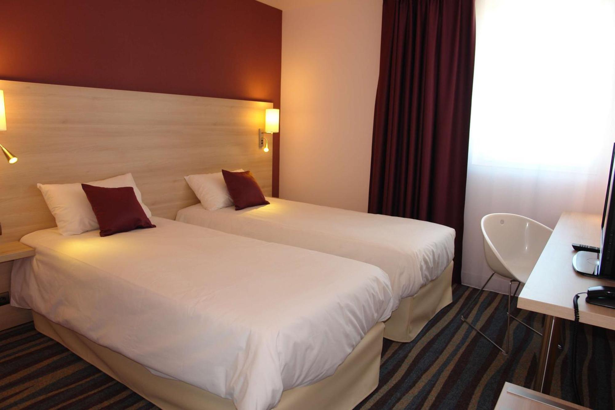 Brit Hotel Vendee Mer Les Achards  Экстерьер фото