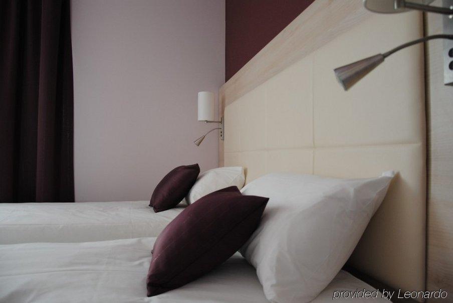 Brit Hotel Vendee Mer Les Achards  Экстерьер фото
